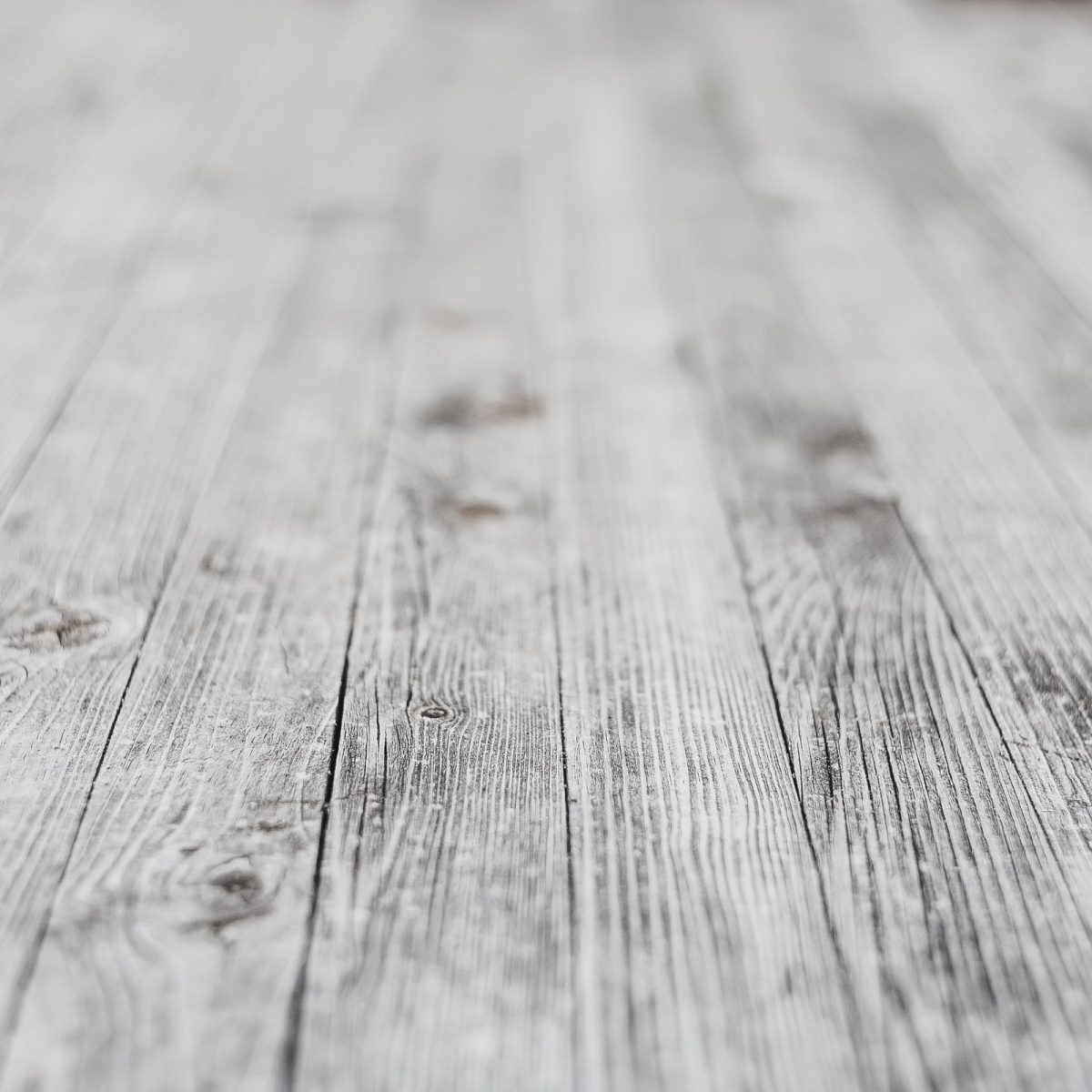 Materia naturale in legno chiaro come elemento di continuità nel progetto di architettura del paesaggio